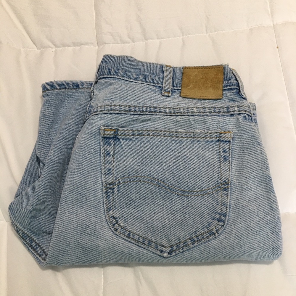 Vintage lee light wash denim Bermuda mom shorts size 32 woman’s